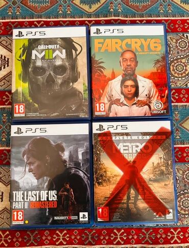 Oyun diskləri və kartricləri: Dörd ədəd PlayStation 5 videooyun diskindən ibarət kolleksiya. Bu