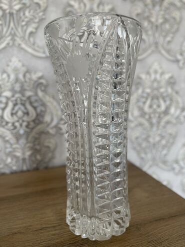 декоративная ваза: Советская хрустальная ваза. Высота - 25 см