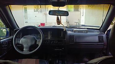 Jeep: Jeep Grand Cherokee (ZJ) – mavi rəngli, 4 qapılı SUV Xüsusiyyətlər: - — 3