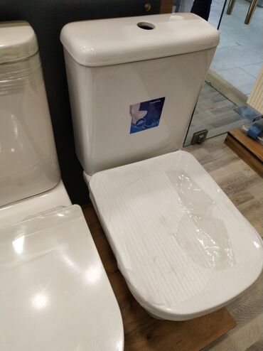 Hamam üçün aksessuarlar: Ağ rəngdə, kompakt unitaz dəsti. Dəstə unitaz oturacağı və su çəni