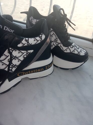 женские кроссовки nike shox: Qadın idman ayaqqabısı – qara/ağ - Üst: qara süni dəri detalları və