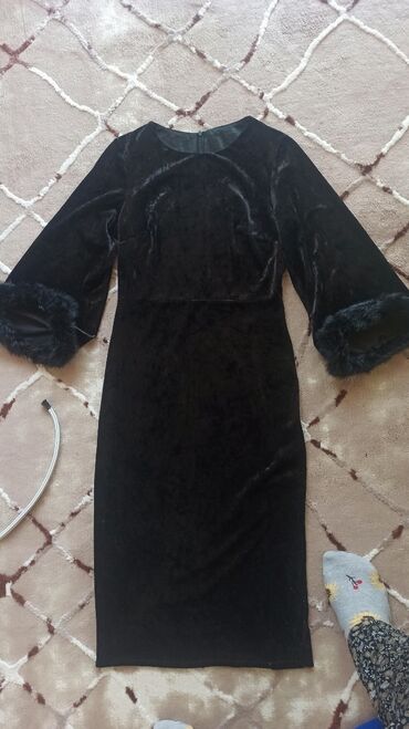 длинное черное платье с разрезом: Продам платье шикарное черного цвета велюр с разрезом