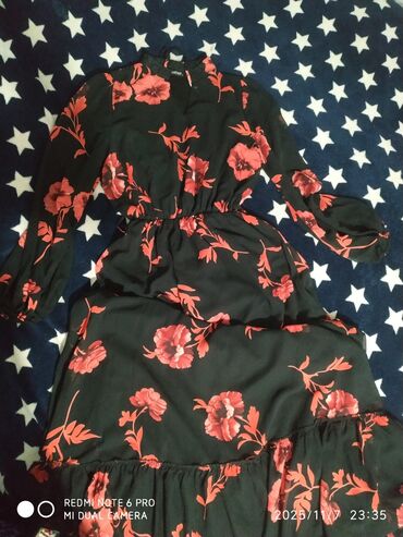 Qadın paltarı – çiçək naxışlı - Rəng: qara fon üzərində qırmızı-qonur