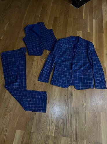 adidas jaket: Brend:DOCTOR JUNIOR
Yash:13
Istehsal:Turkey
Qiymet:50AzN — 1