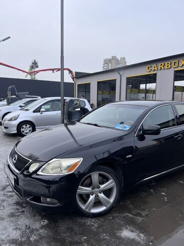 машина дишовый: Черный седан Lexus GS 300, оснащенный легкосплавными дисками