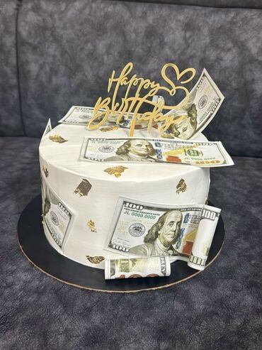 oglan üçün ad günü tortları: Ağ rəngdə, yumru formalı tort "Happy Birthday" yazısı olan qızılı