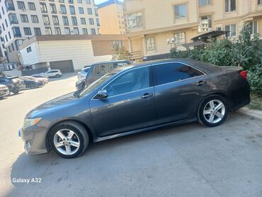 какая машина подойдет для яндекс такси: Седан Toyota Camry темного цвета, оснащенный литыми дисками. Этот