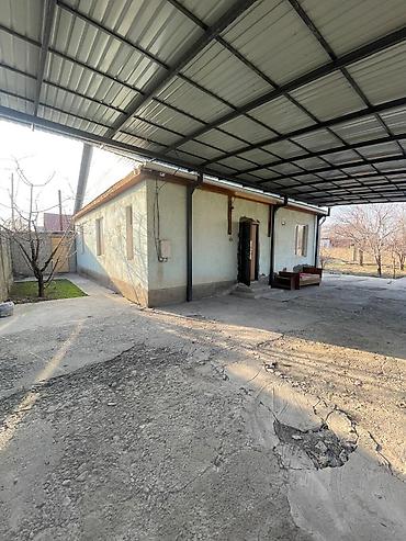 Продажа коттеджей и домов: 🏡 Продаётся дом в ж/м Ак-Бата 📍 До главной дороги — 400 м (асфальт) — 1