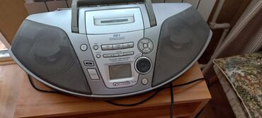 Radio: Gümüşü rəngdə, daşıma dəstəyi olan Panasonic RX-D27 portativ CD radio