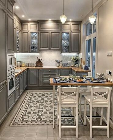 Boz rəngli, müasir üslubda mətbəx dolabı dəsti. Dəstə yuxarı və aşağı