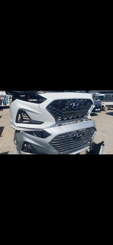 Передние бампера Hyundai (серебристые), с решётками радиатора. -