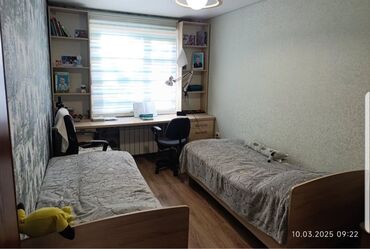 Односпальные кровати: Продаю 2 кровати с матрасами в отличном состоянии. Стеллажи для книг