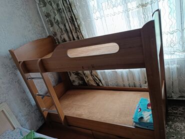 кровать двухярусная: Двухъярусная детская кровать, Б/у, ЛДСП, цвет - Коричневый