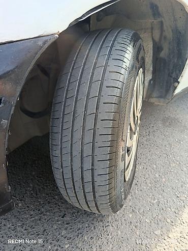 Daewoo: Daewoo Nexia sedan - Kuzov: 4 qapılı sedan, ağ rəng, qara bamper və — 13