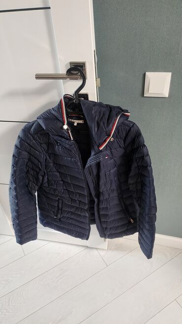 Демисезонные куртки: Стильная женская куртка-пуховик от Tommy Hilfiger. Модель выполнена в