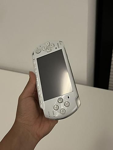 playstation satilir: Sony PSP 3000 (PlayStation Portable) – ağ rəng Tərtəmizdir, üzərində — 3
