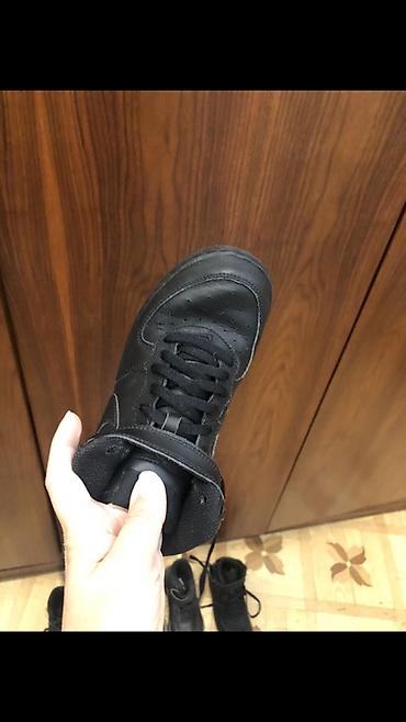 bas ortusu: Nike Air Force 1 Mid – tam qara rəng - Model: AF1 Mid (orta boğaz) - — 6
