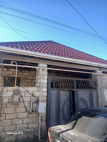 heyet darvazalari: Daş konstruksiyalı fərdi yaşayış evi. Evin ön hissəsində hündür metal — 1