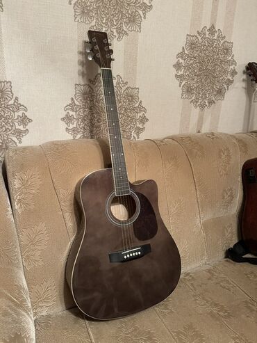 акустическая и классическая гитара: Продаю акустическую гитару 41 размера 🎸 зелено-коричневым корпусом!