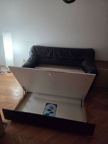 Sofe i kaučevi: Trosed manji prava koza na razvlacenje,ocuvan. Ostecena tkanina na — 9