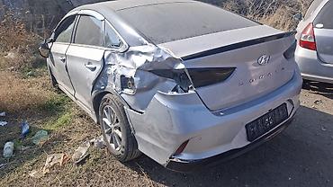 хуйндай: Hyundai Sonata (седан), серебристый цвет, без гос. номеров. Автомобиль — 5