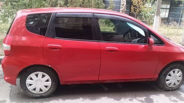 дом на колесах авто: Компактный городской хэтчбек ярко‑красного цвета. Основные