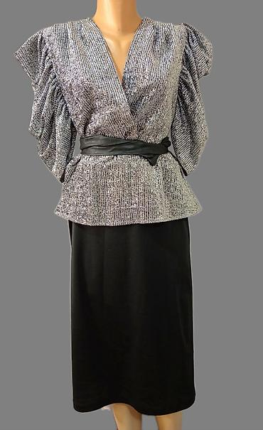 pull and bear sandale: Elegantna ženska haljina sa sjajnim metalik efektom - Boja: srebrna — 3