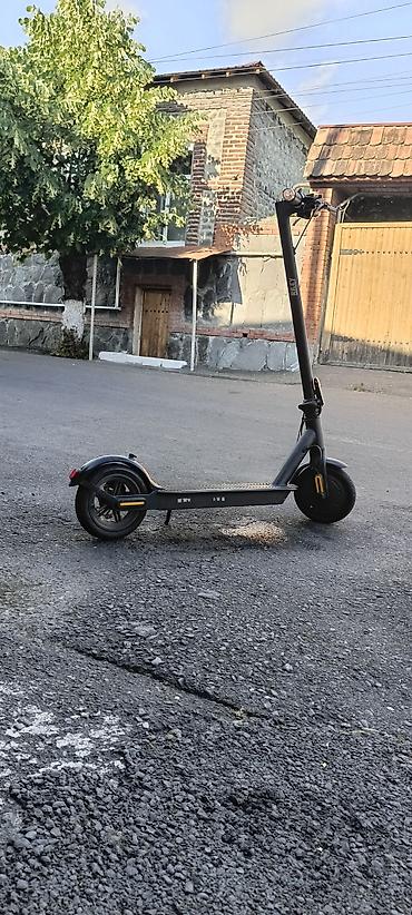 explore viva samokatlar: Riley elektrik skuter - Rəng: qara, narıncı detallarla - Güclü ön far — 1