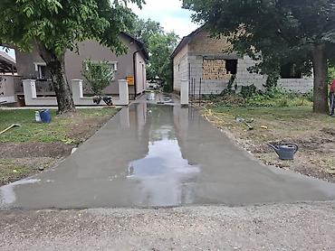 ugradnja stepenica: Usluga: Izrada betonskih staza, prilaza i trotoara Opis: - — 2