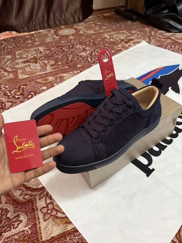 холодок брюки: Мужские низкие кеды Christian Louboutin темно-синего цвета с красной