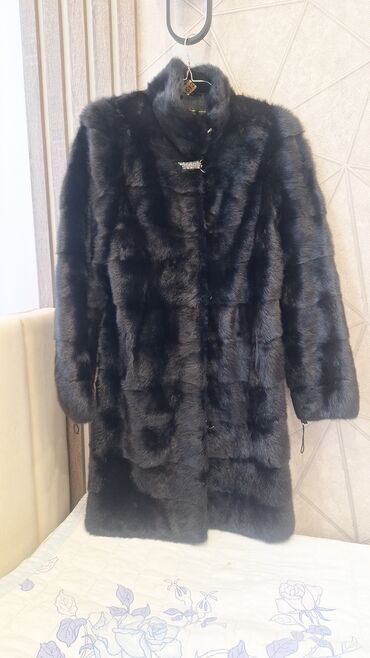 детские шапки с помпонами из натурального меха: Шуба из натурального меха, темно‑черного цвета. - Длина ниже колена