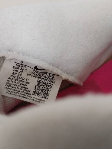 Women's Sneakers and athletic shoes: Nike, 40.5 — 4