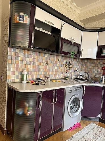 metbex skafi: Bənövşəyi və ağ rənglərdə olan bu künc mətbəx dolabı dəsti müasir — 2