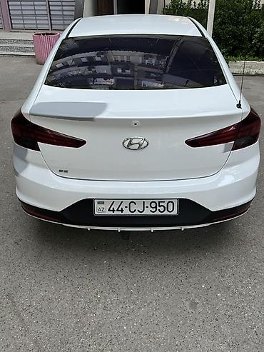 Hyundai: Hyundai Elantra sedan – ağ mirvari Barter nivaya ustunluk. Verilir — 2