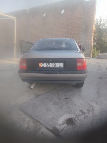 автомат машина арзан: Opel Vectra: 1989 г., 1.8 л, Механика, Бензин, Седан