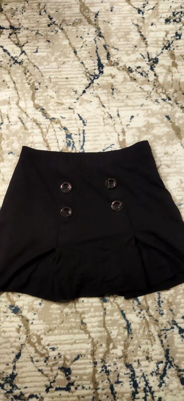 Köynək və bluzalar: Qara mini ətək – düyməli dizayn - Rəng: qara - Kəsim: mini, yuxarıdan