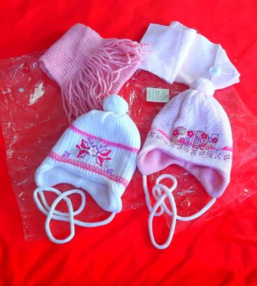 детские шапки польского производства: В наличии детские шапочки в комплекте с шарфом. Высокого качества