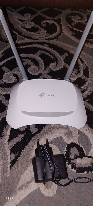 Modemlər və şəbəkə avadanlıqları: TP-Link brendinin ağ rəngli simsiz routeri, evdə və ya ofisdə internet