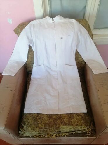 Tibbi geyim: Salam aleykum Ağ rəngde az geyinilmiş tibbi xalatlar ve başqa tibbi — 19