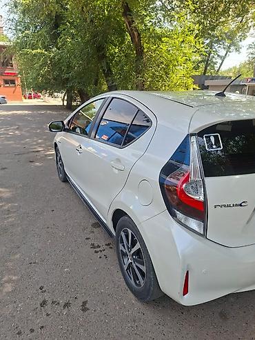 honda inside: Toyota Aqua: 2019 г., Гибрид, Хэтчбэк — 9