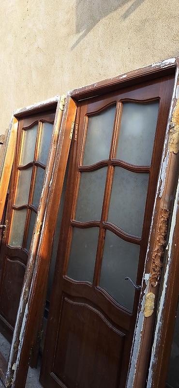 Qapılar və aksessuarlar: Taxta şüşəli qapılar - Material: təbii ağac (qəhvəyi ton), laklı səth — 2