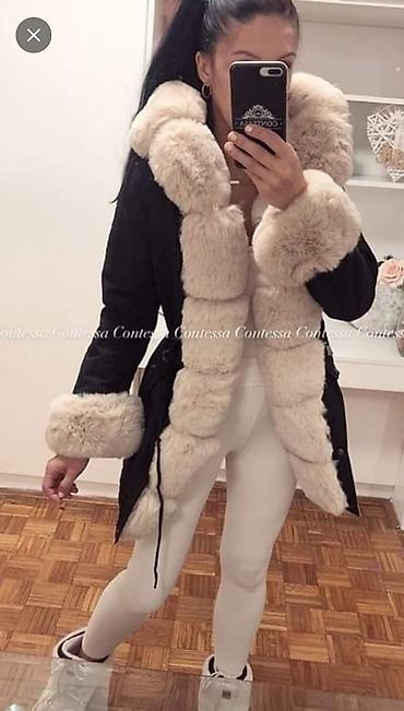 rukavice elegantne: Elegantna ženska zimska jakna sa bogatim krznenim detaljima. Model — 1