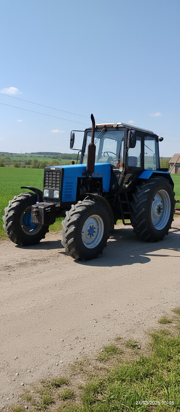 Traktorlar: Belarus traktor – mavi/qara gövdə, ön və arxa iri aqrar təkərlər — 1