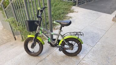 12-lik usaq velosipedi.Qabag disk ve sag teref pedal deyisilmelidir