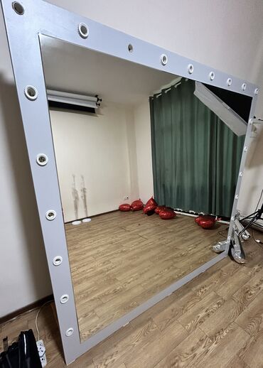 визажное зеркало: Продаю зеркало 1,8*2 Использовалось в студии трещин нету осмотр на