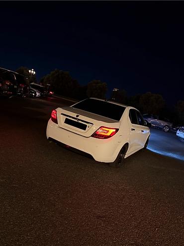 led guzgu: Ağ rəngli sedan – fərdi tüninqli eksteryer və LED işıq paketi — 4