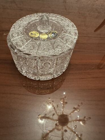 xrustal konfet qabı: Şəffaf şüşədən hazırlanmış, qapaqlı, dairəvi formada qab. Qabın səthi
