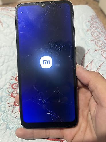 Уюлдук телефондор жана аксессуарлар: Продаю телефон Redmi. Полностью рабочий, экран чуть разбитый, а в — 3