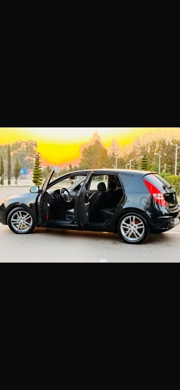 Hyundai: Hyundai i30, qara rəng, 5 qapılı hatchback. Mühərrik və yürüş - CRDi — 10