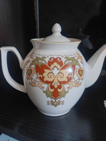 Антиквардык вазалар: Большой фарфоровый советский чайник,объем 3 литра
